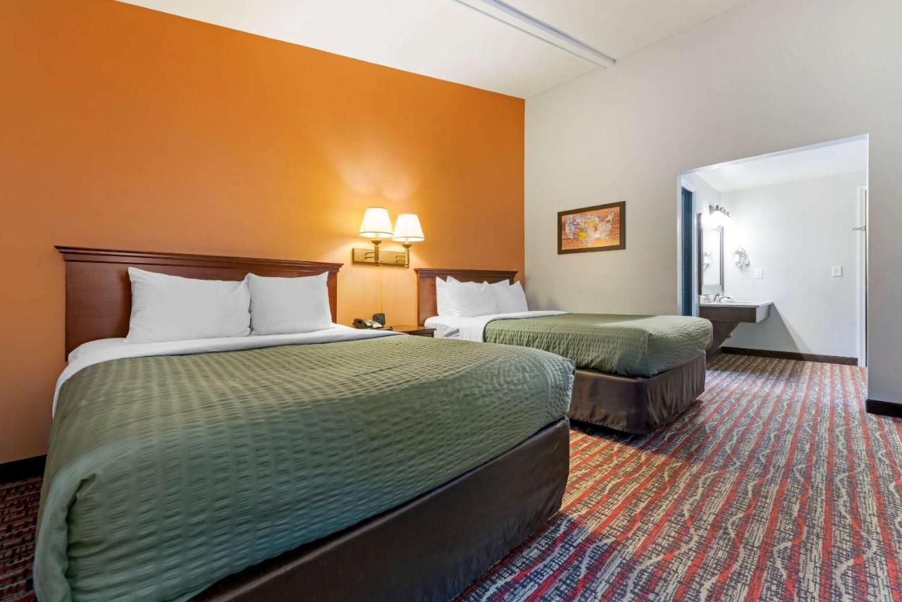 Queen Room with Two Queen Beds - Accessible/Non-Smoking at Econo Lodge Lakeview