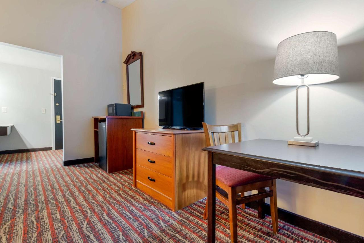 Queen Room with Two Queen Beds - Accessible/Non-Smoking at Econo Lodge Lakeview