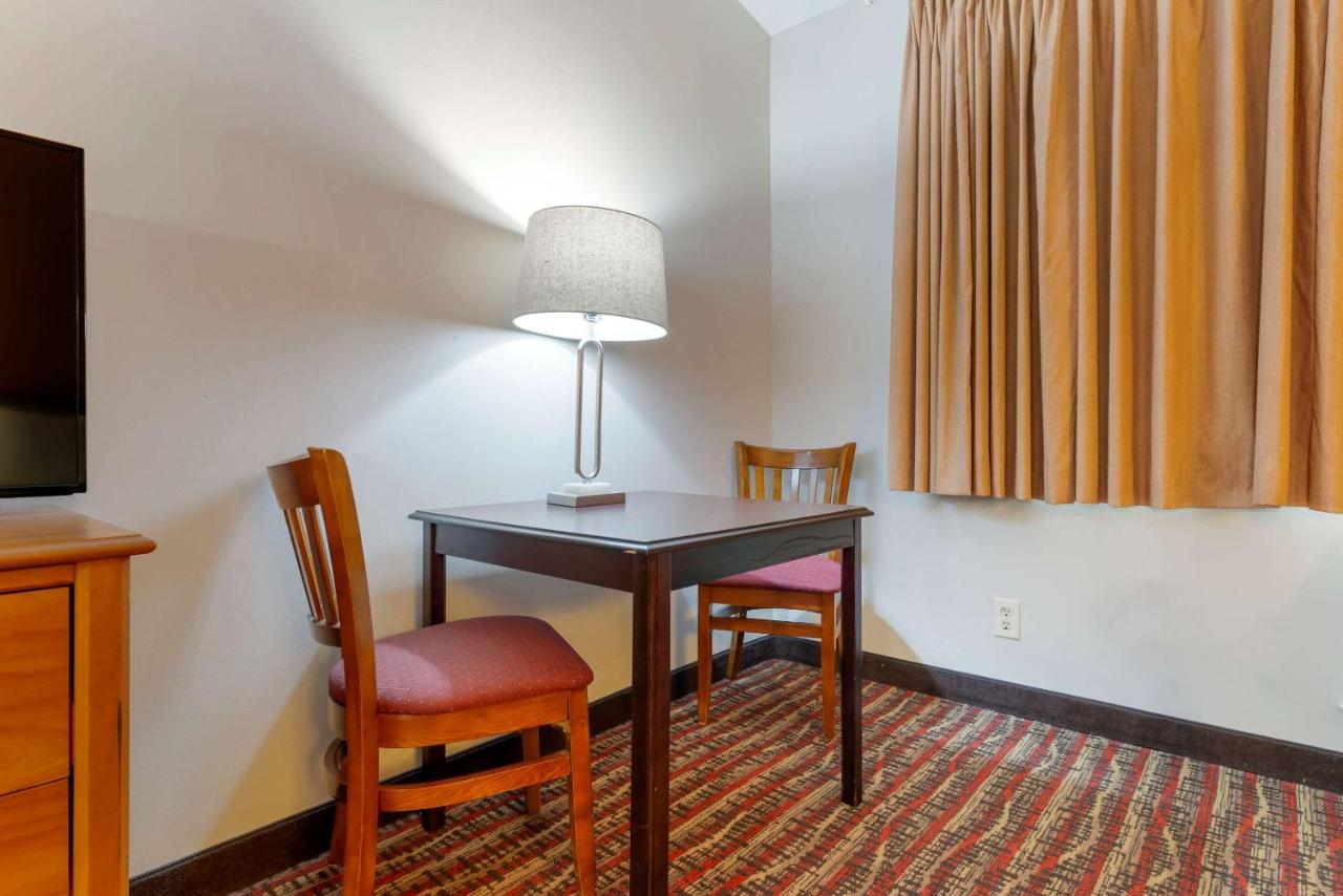 Queen Room with Two Queen Beds - Accessible/Non-Smoking at Econo Lodge Lakeview