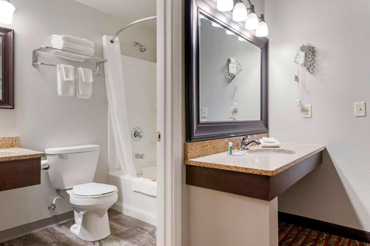 Queen Room with Two Queen Beds - Accessible/Non-Smoking at Econo Lodge Lakeview