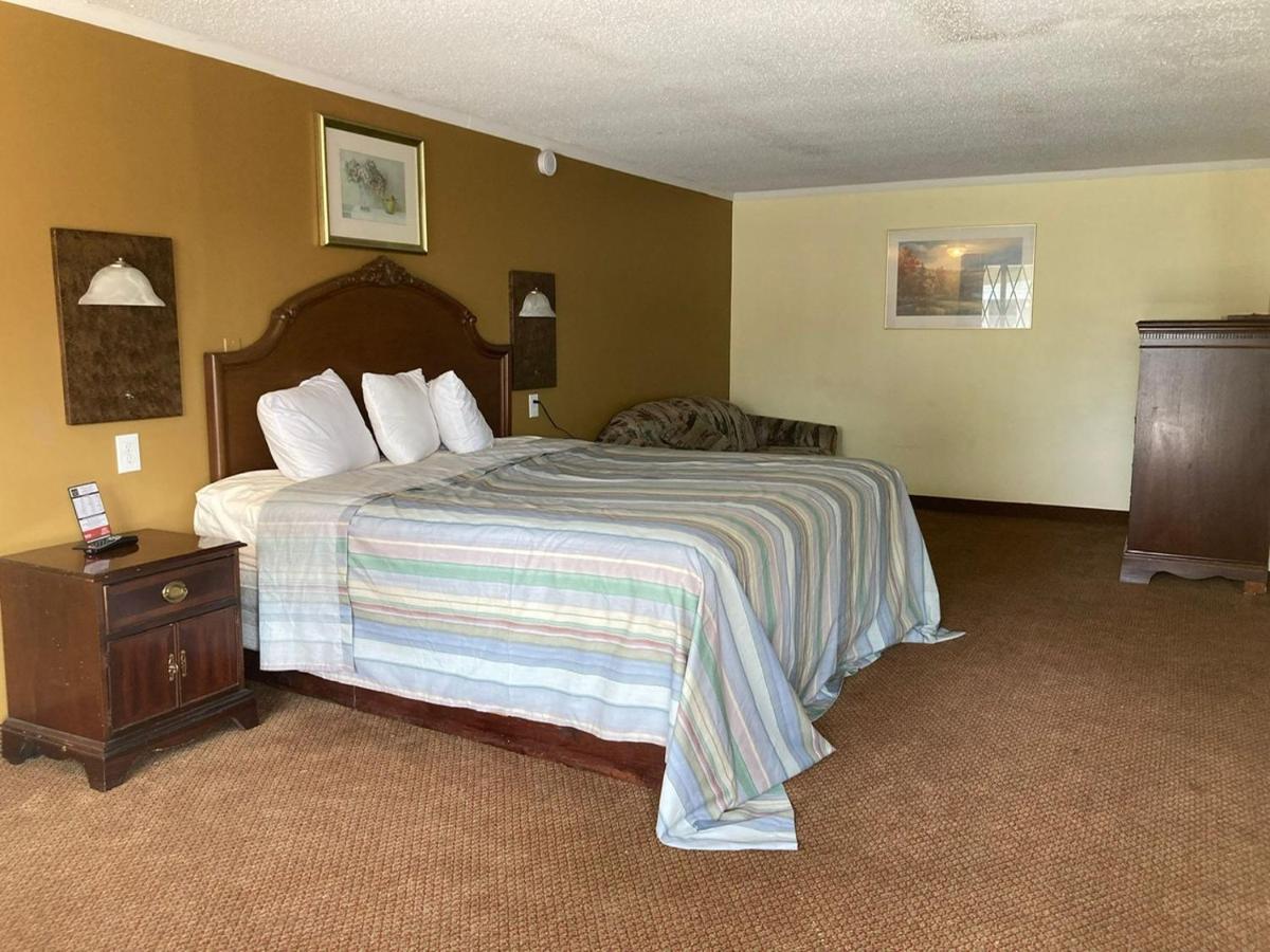 | Apple Tree Inn