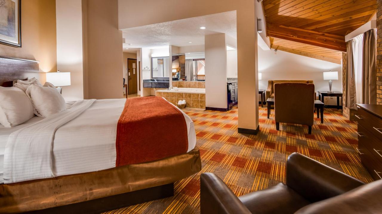 Large King Suite with Spa Bath and Pool View - Non-Smoking at Best Western Lakewood Inn