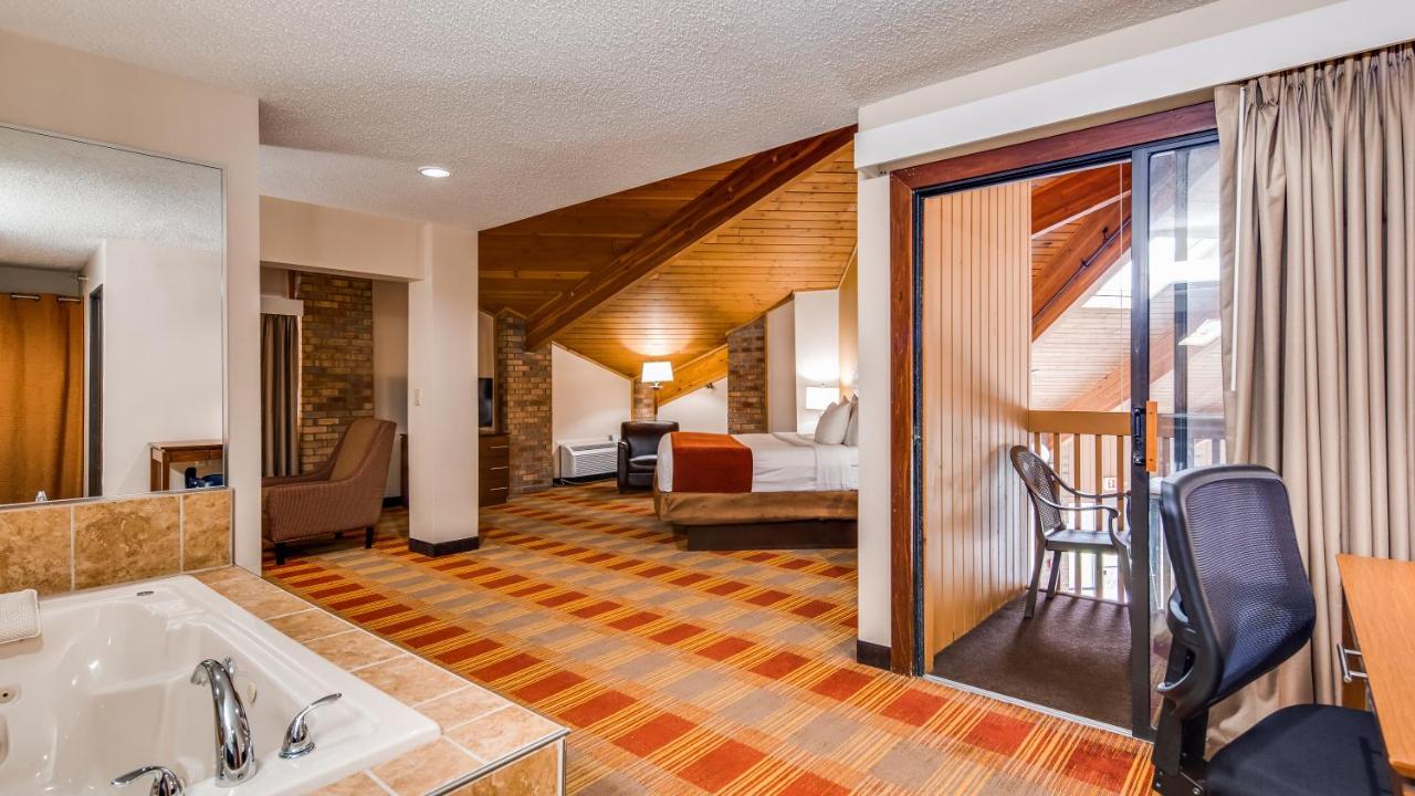 Large King Suite with Spa Bath and Pool View - Non-Smoking at Best Western Lakewood Inn