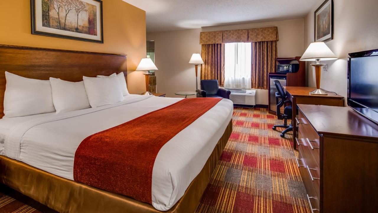 King Suite with Spa Bath - Non-Smoking at Best Western Lakewood Inn