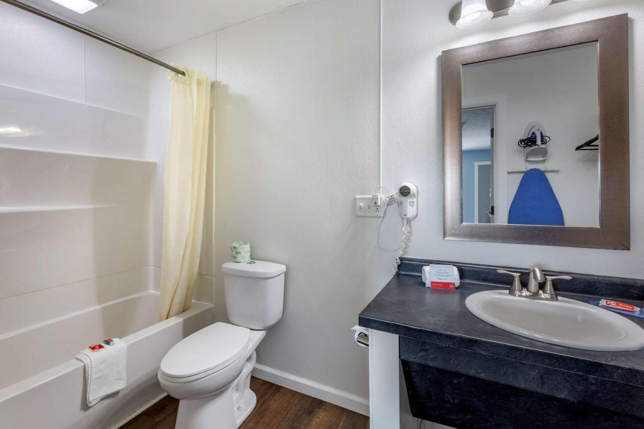  | Econo Lodge Inn & Suites South Sandusky