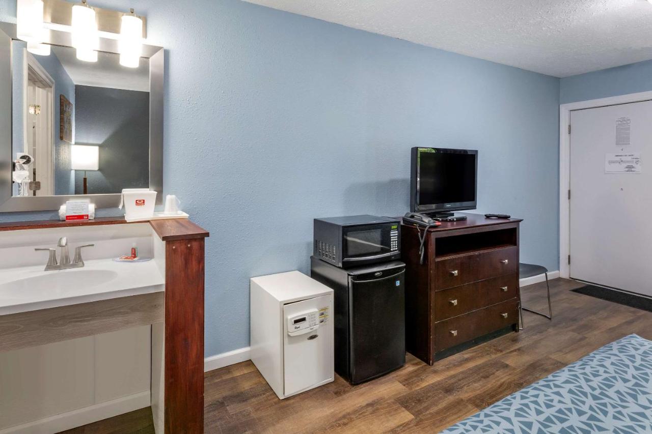  | Econo Lodge Inn & Suites South Sandusky