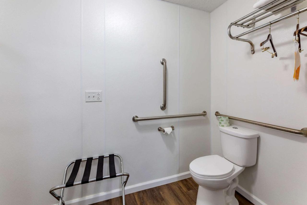  | Econo Lodge Inn & Suites South Sandusky
