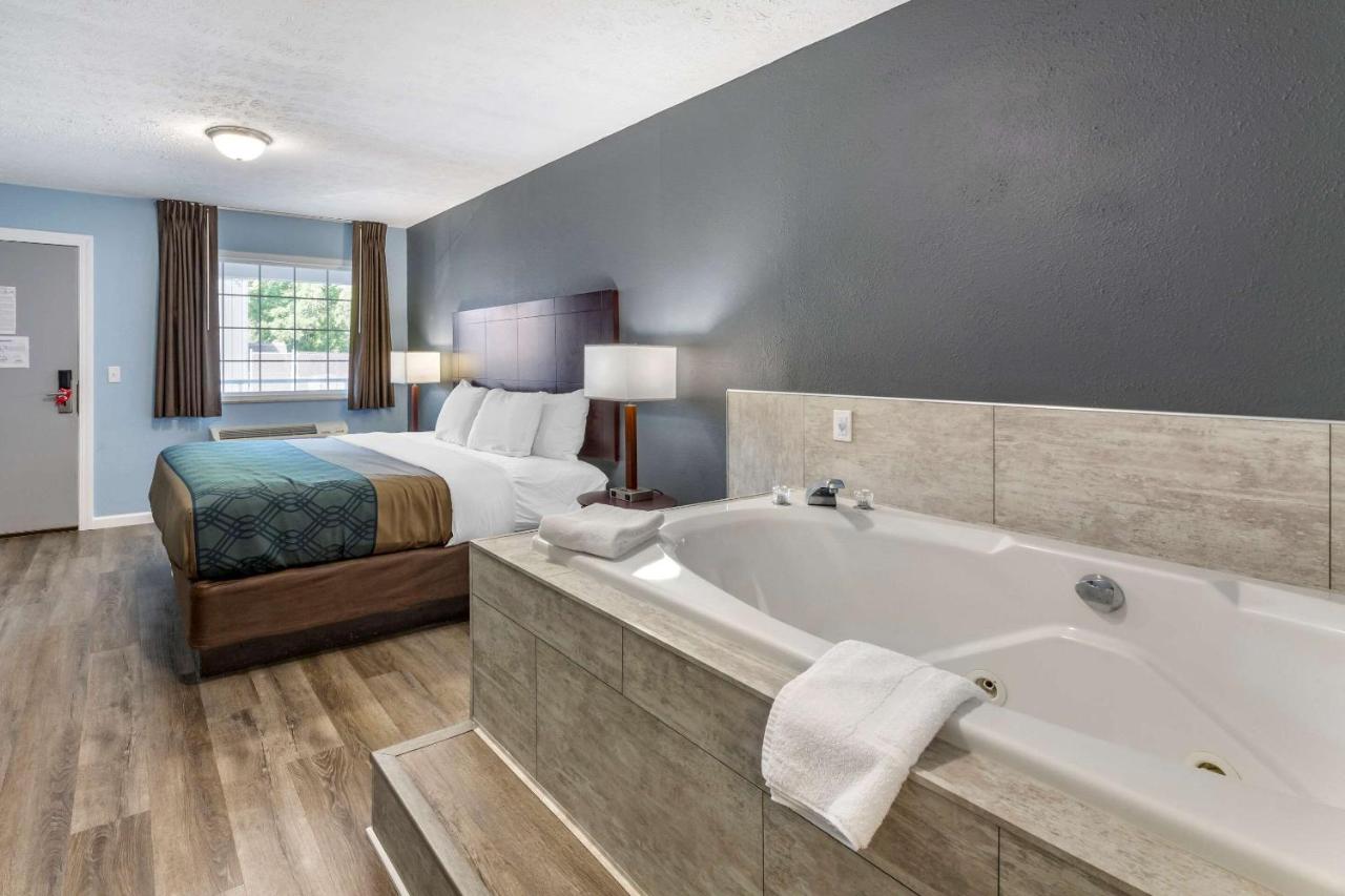  | Econo Lodge Inn & Suites South Sandusky