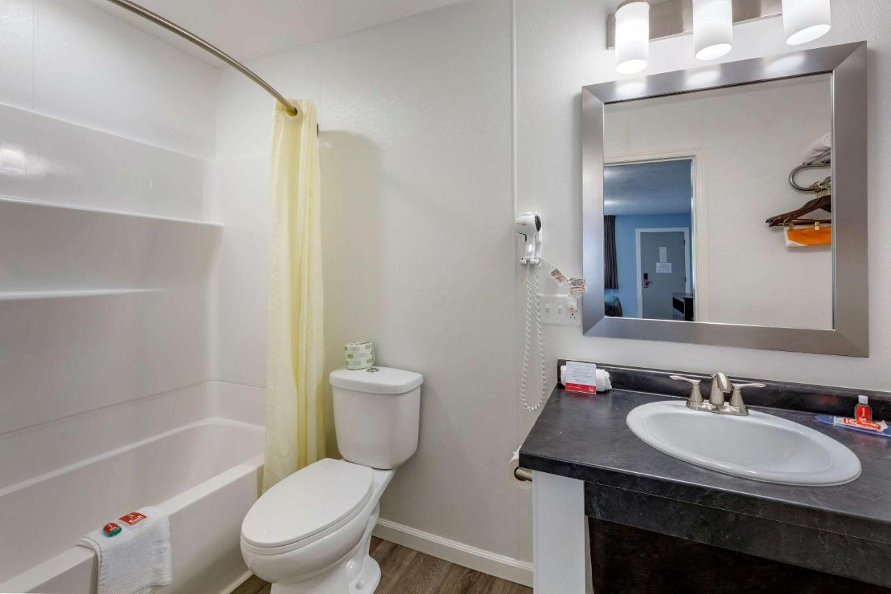  | Econo Lodge Inn & Suites South Sandusky