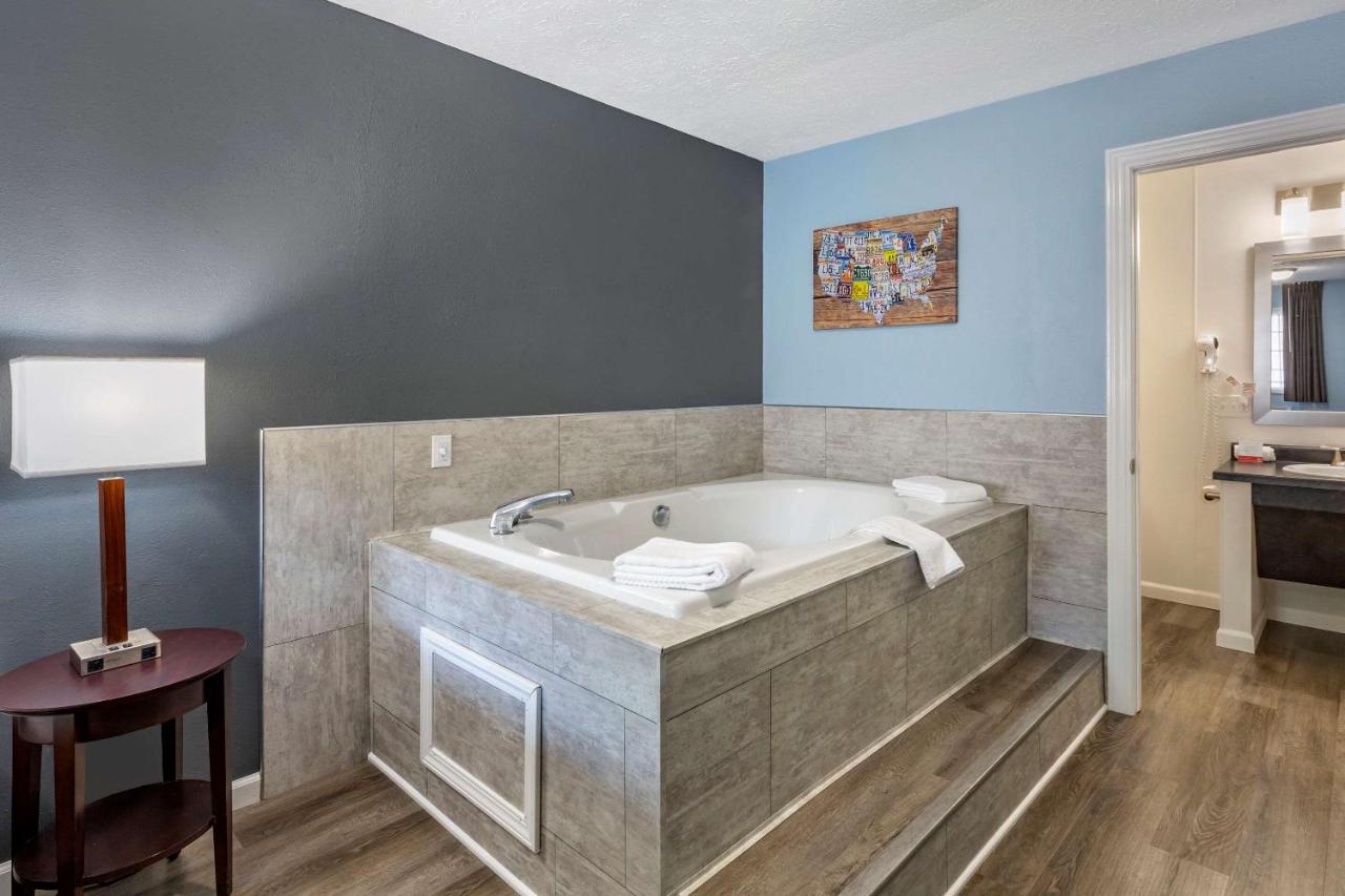  | Econo Lodge Inn & Suites South Sandusky