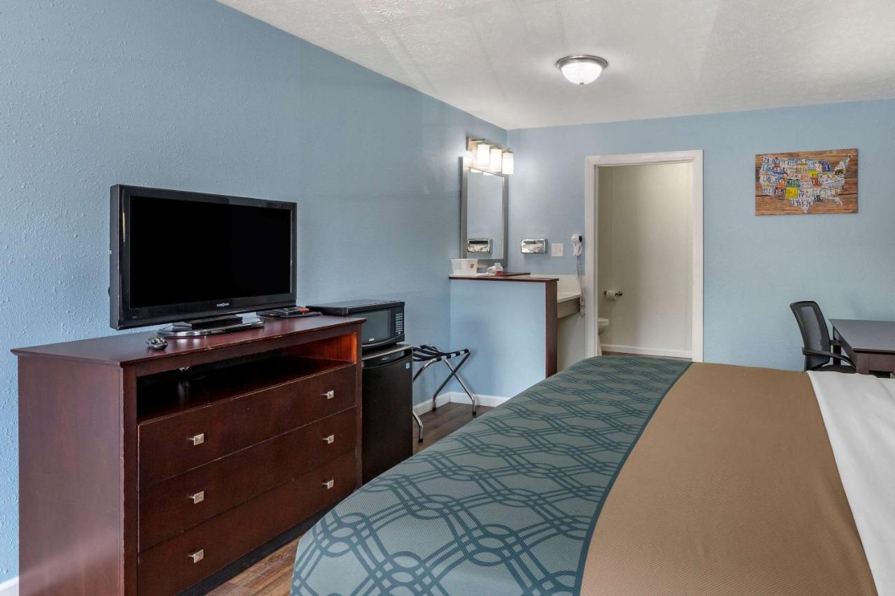  | Econo Lodge Inn & Suites South Sandusky