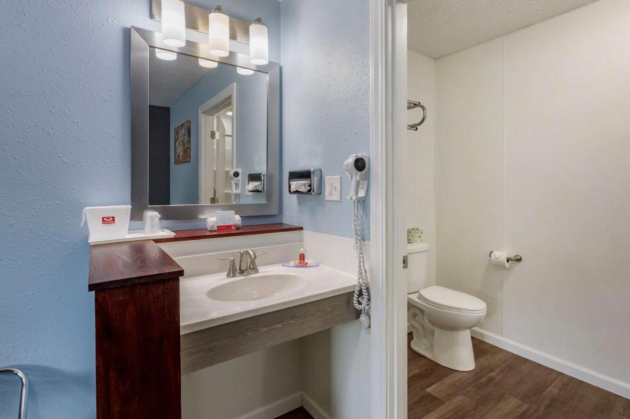  | Econo Lodge Inn & Suites South Sandusky