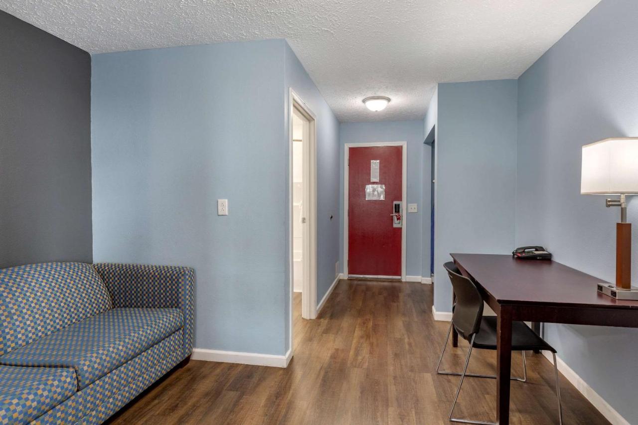  | Econo Lodge Inn & Suites South Sandusky
