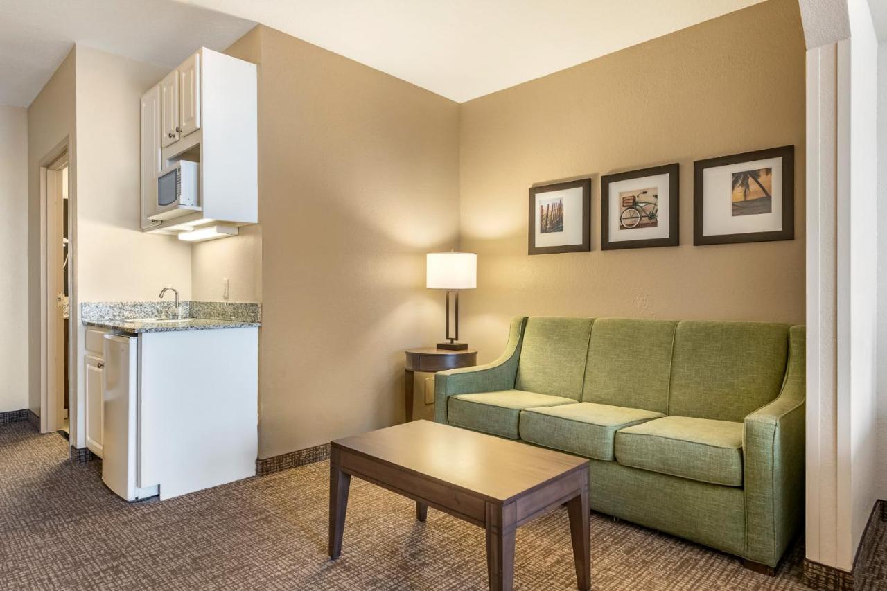 Queen Suite at Comfort Suites Maingate East