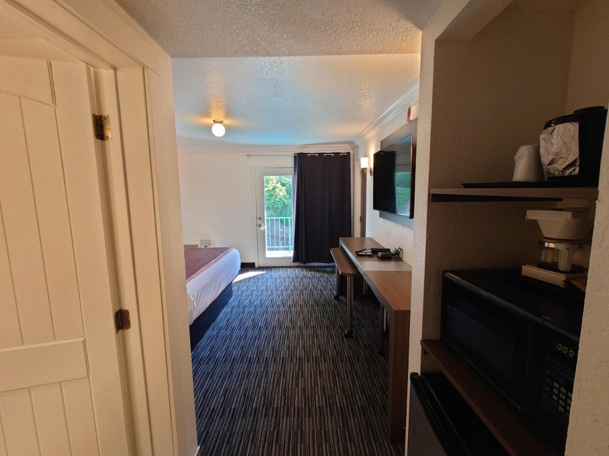King Renovated Room With Pool View at Reagan Resorts Inn