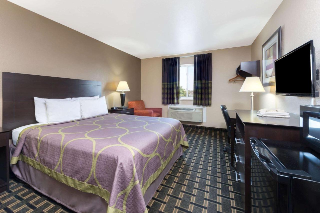 | Super 8 by Wyndham Springfield East