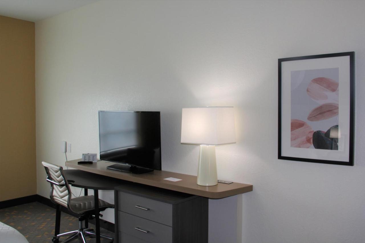 Deluxe King Room with Sofa Bed at Holiday Inn Southaven Central - Memphis by IHG
