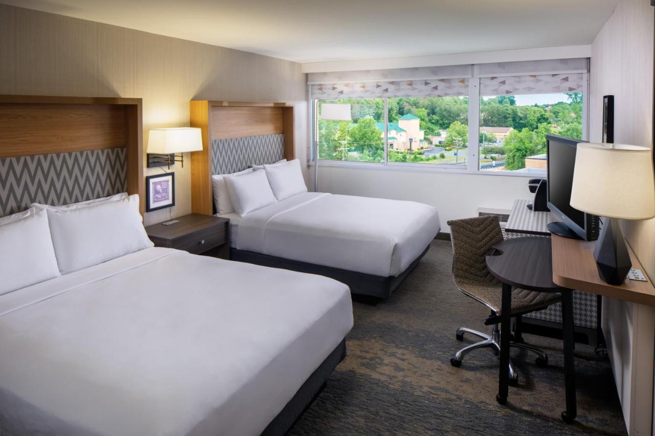 Queen Room with Two Queen Beds at Holiday Inn Charlottesville-Monticello by IHG