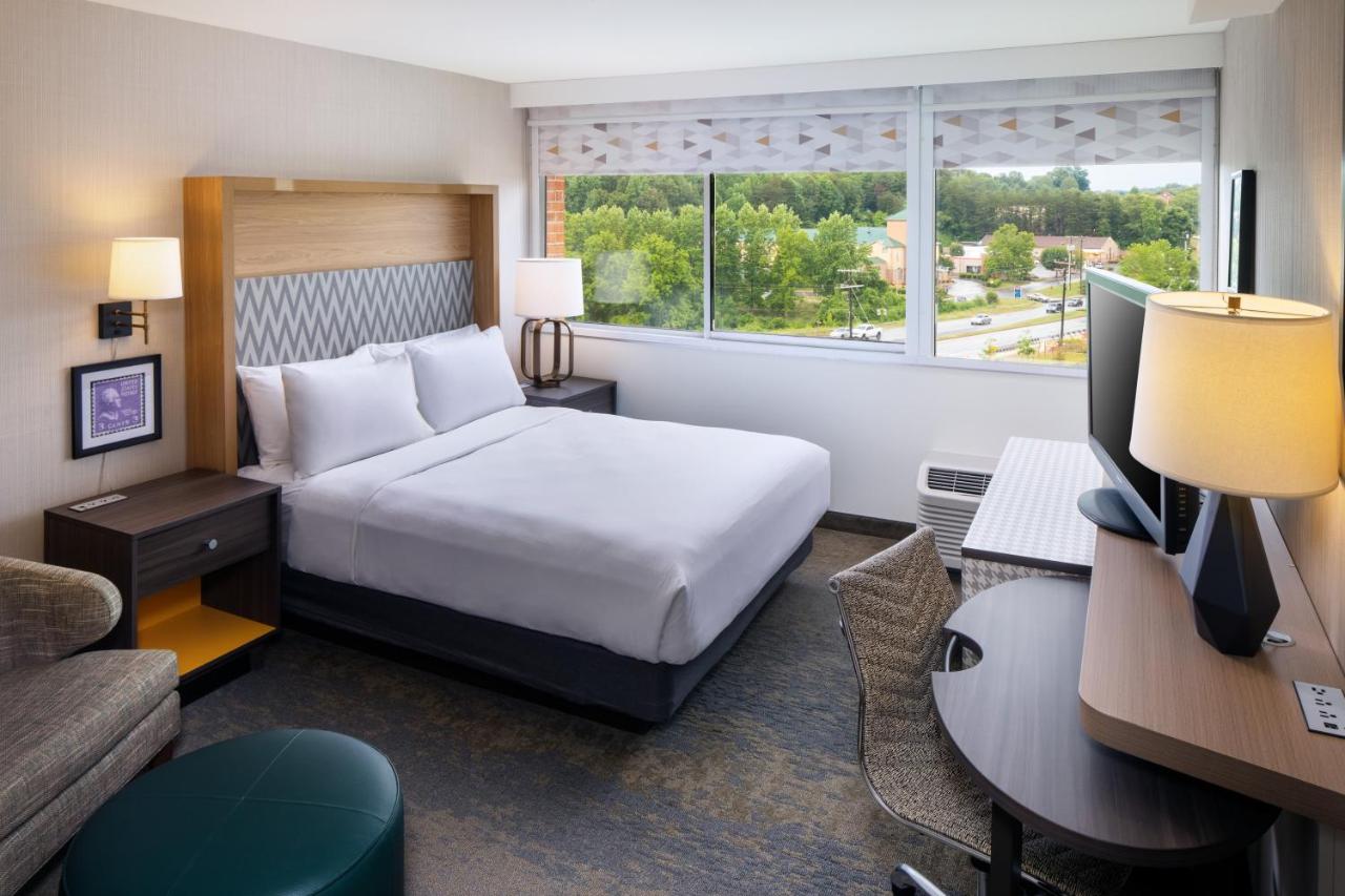 Queen Room - Non-Smoking at Holiday Inn Charlottesville-Monticello by IHG