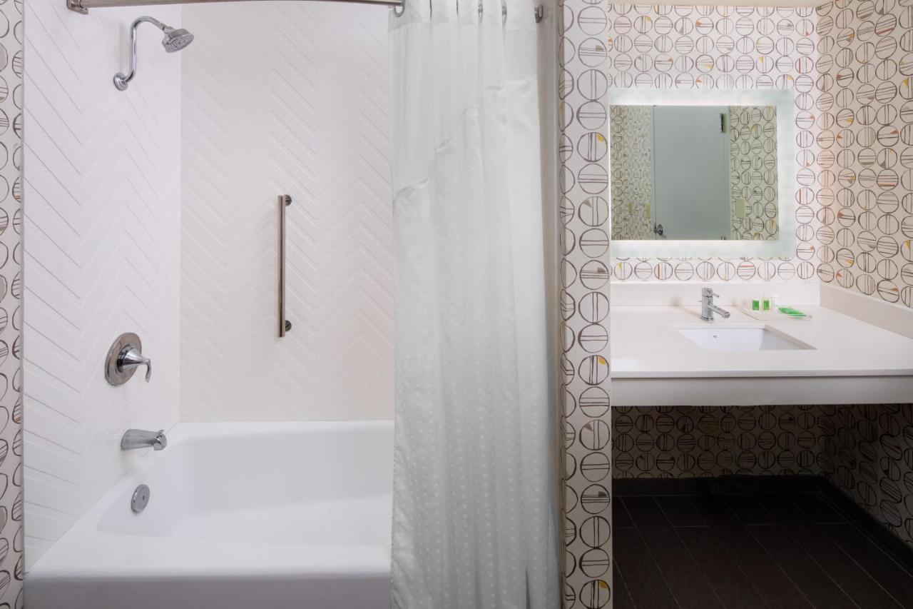 Queen Room with Two Queen Beds - Mobility Access Tub/Non-Smoking at Holiday Inn Charlottesville-Monticello by IHG