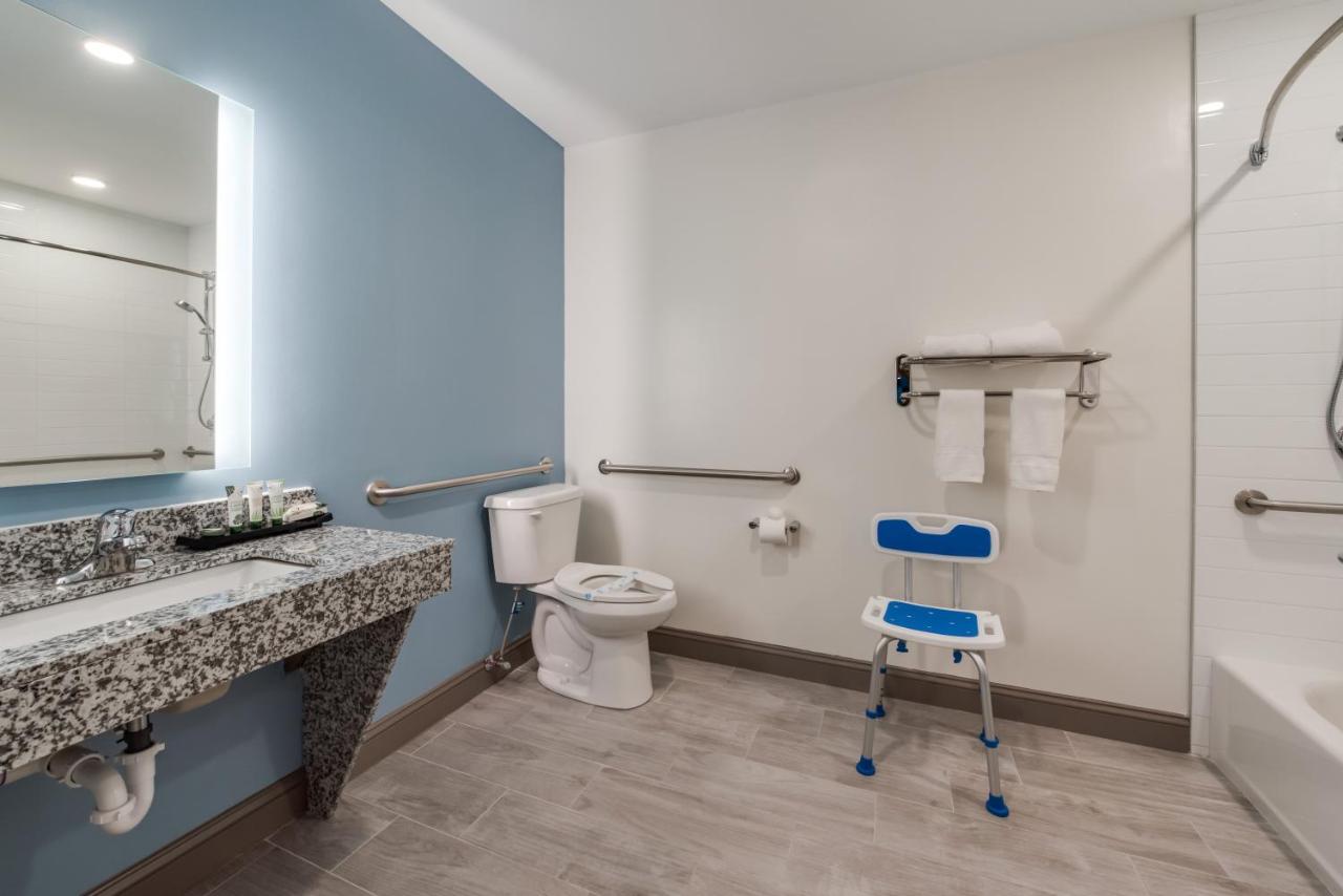 Deluxe King Room Disability Access Smoke Free at Le Voyageur Motel