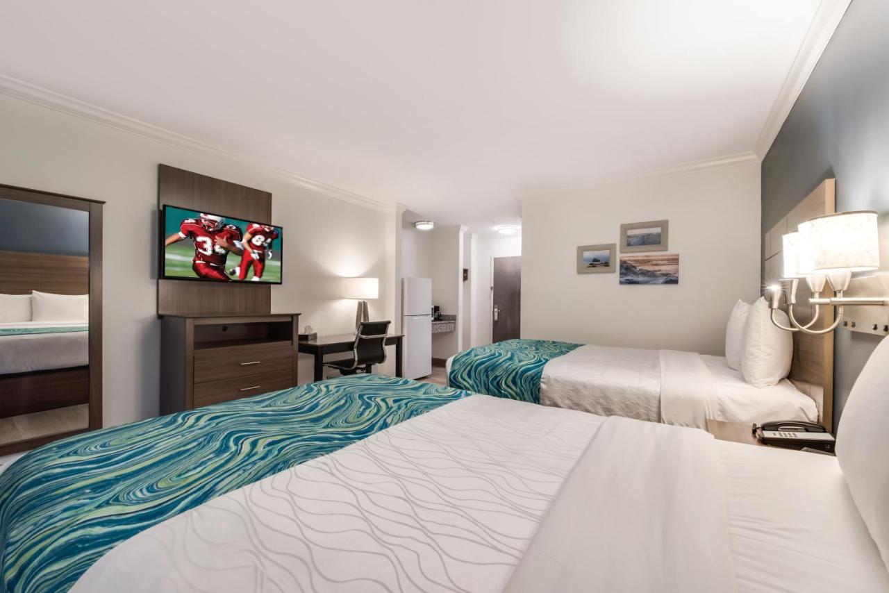 Deluxe Room with Two Double Beds with Balcony Smoke Free at Le Voyageur Motel