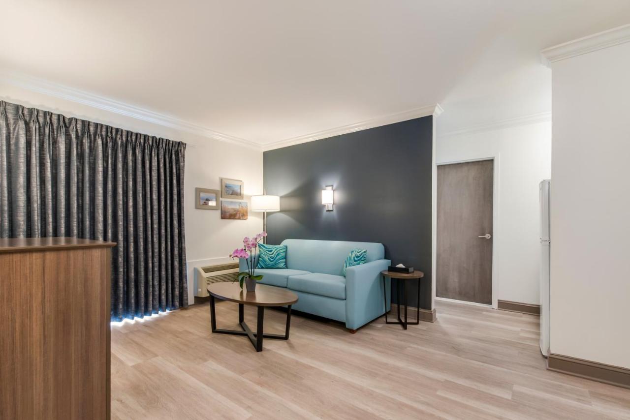 Luxury Suite with Two Double Beds with Balcony Smoke Free at Le Voyageur Motel