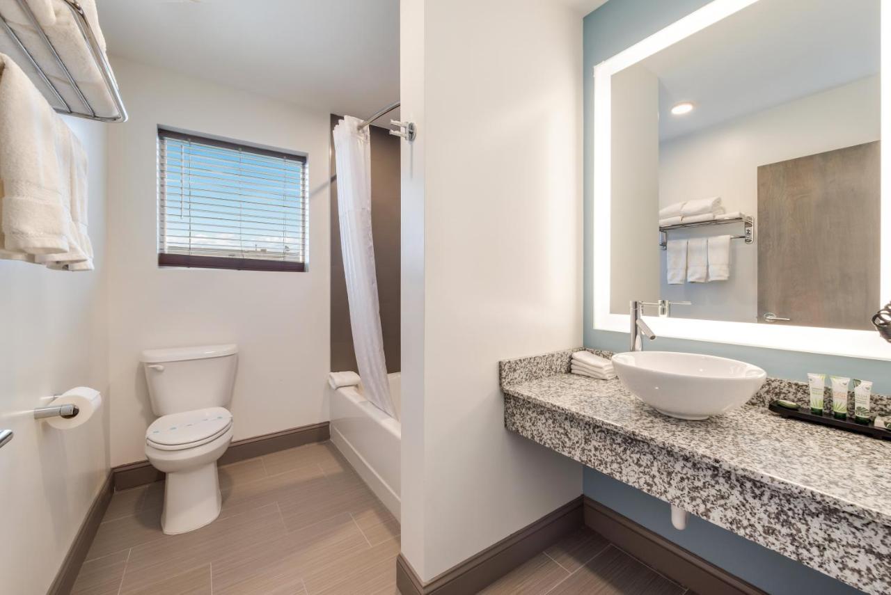 Deluxe King Room with Balcony Smoke Free at Le Voyageur Motel