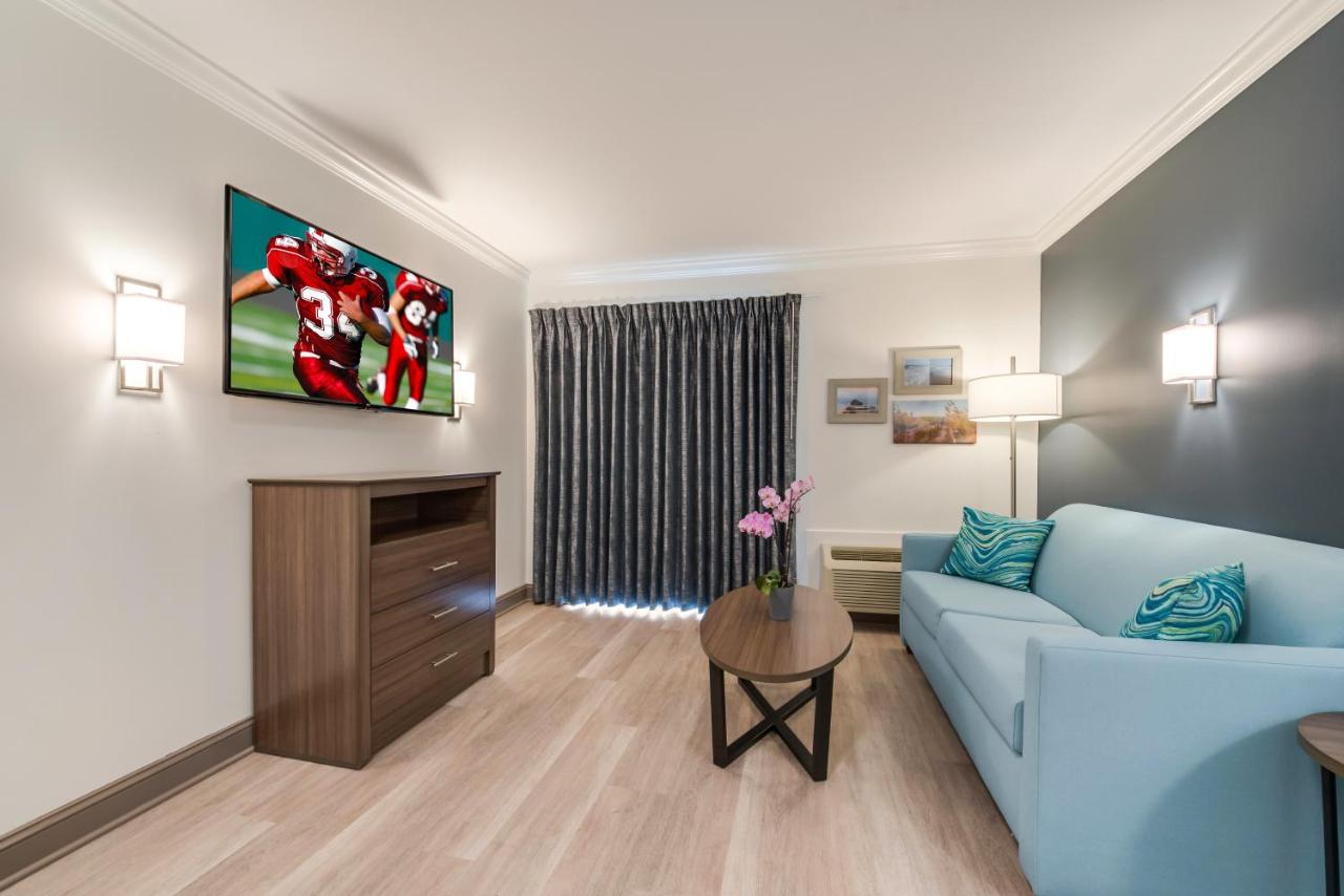Luxury Suite with Two Double Beds with Balcony Smoke Free at Le Voyageur Motel