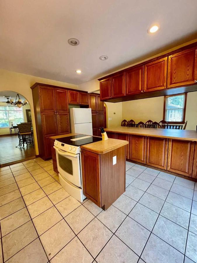 Two-Bedroom House at Geneva Hotel & Tiki Bar