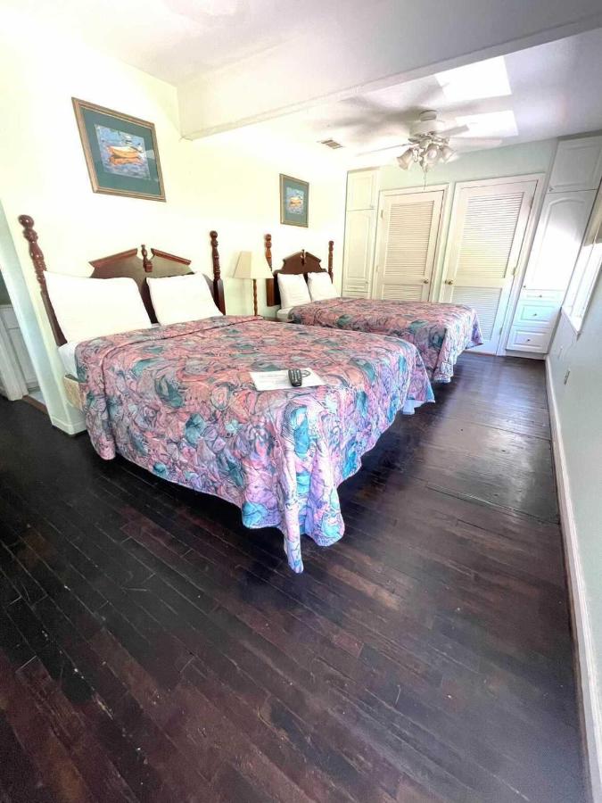 Two-Bedroom House at Geneva Hotel & Tiki Bar