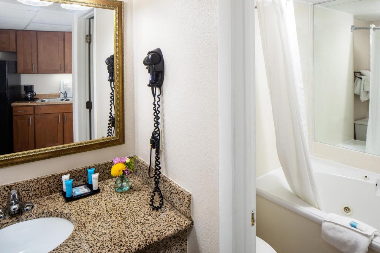Tower Oceanview Whirl Pool King Suite - 1 King with 1 Double Wall Bed at Sea Crest Oceanfront Resort