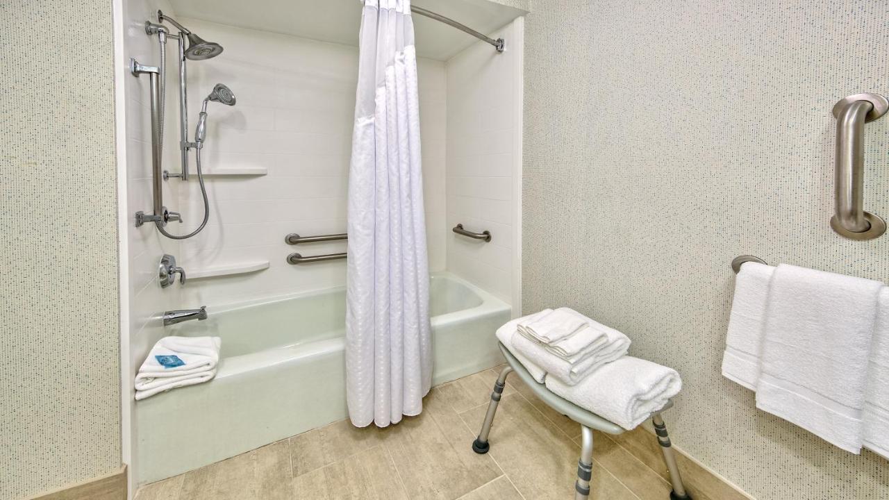 Queen Room with Two Queen Beds - Mobility Access Tub/Non-Smoking at Holiday Inn Express Memphis Medical Center Midtown by IHG