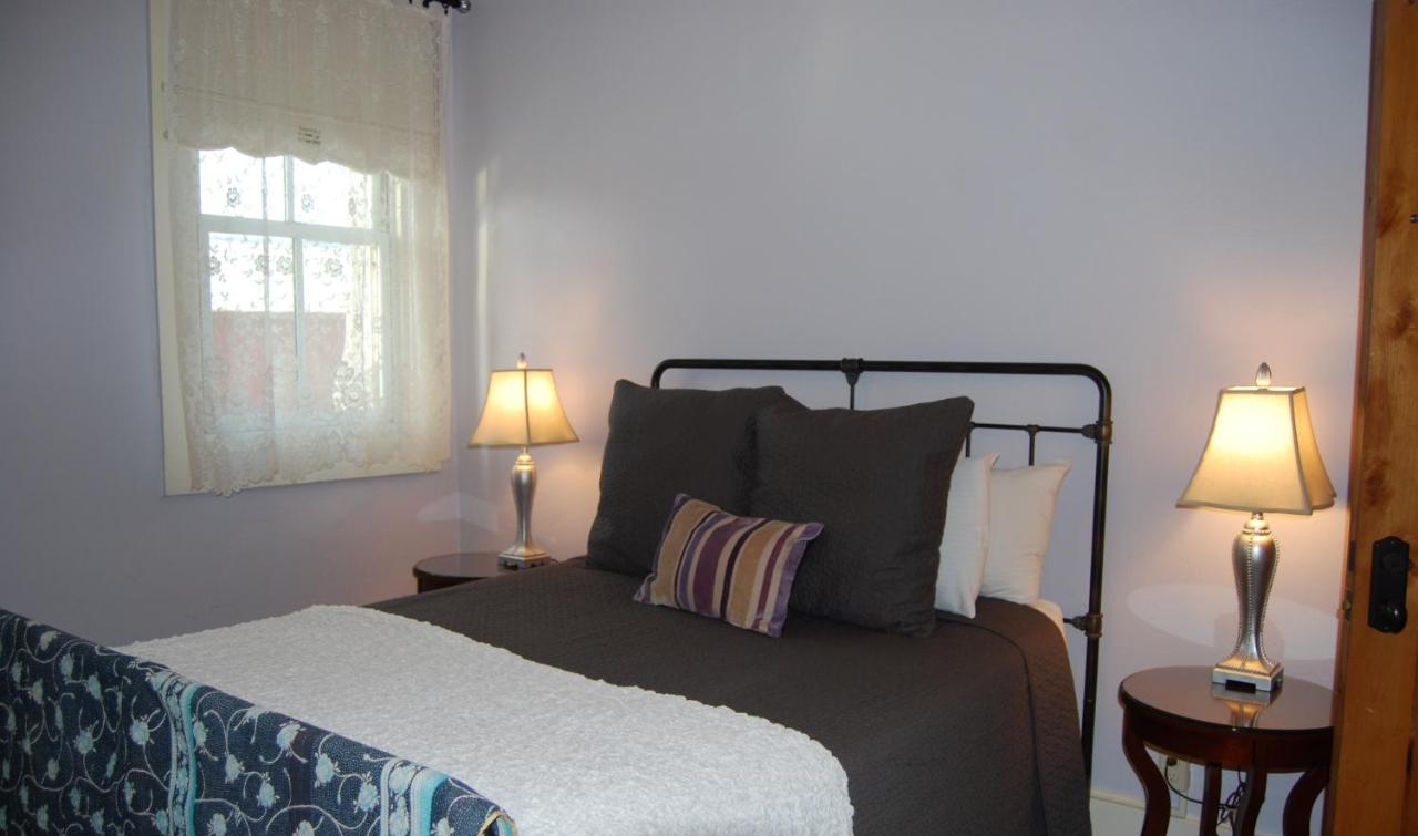 Queen Room at Hotel Sutter