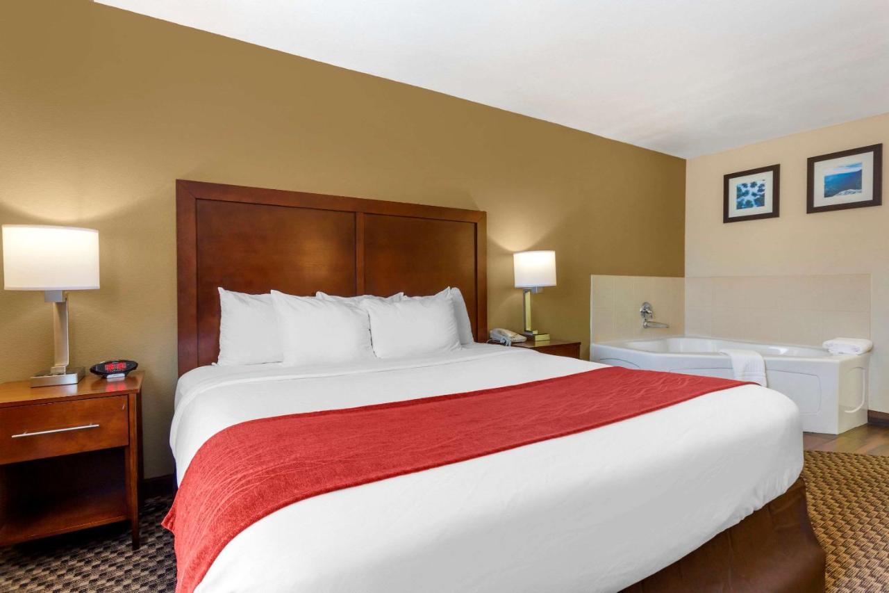 Deluxe King Room with Jacuzzi Tub - Non-Smoking at Comfort Inn Payson
