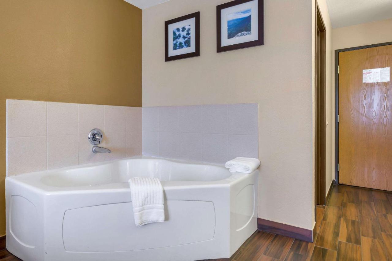 Deluxe King Room with Jacuzzi Tub - Non-Smoking at Comfort Inn Payson