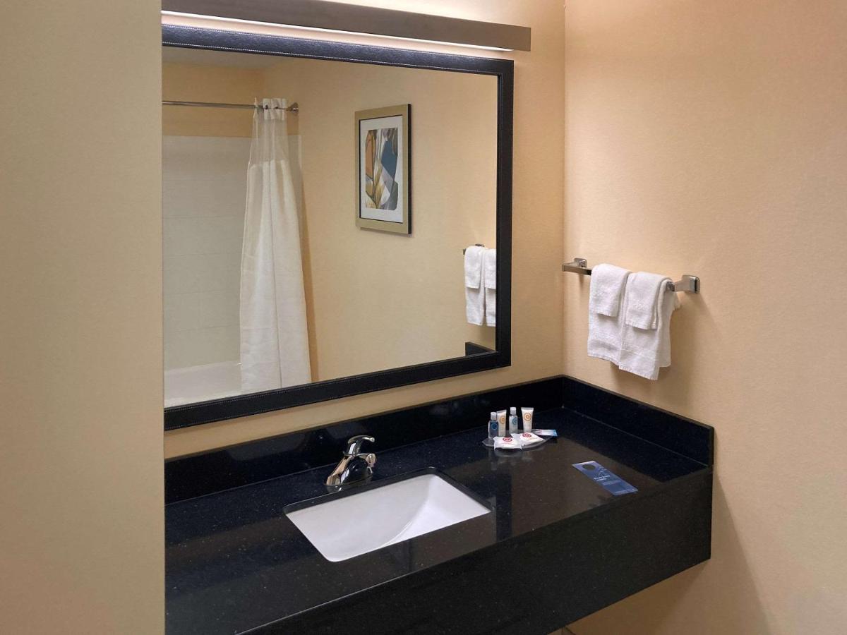 King Room with Accessible Tub - Accessible/Non Smoking at Comfort Inn & Suites Ankeny - Des Moines