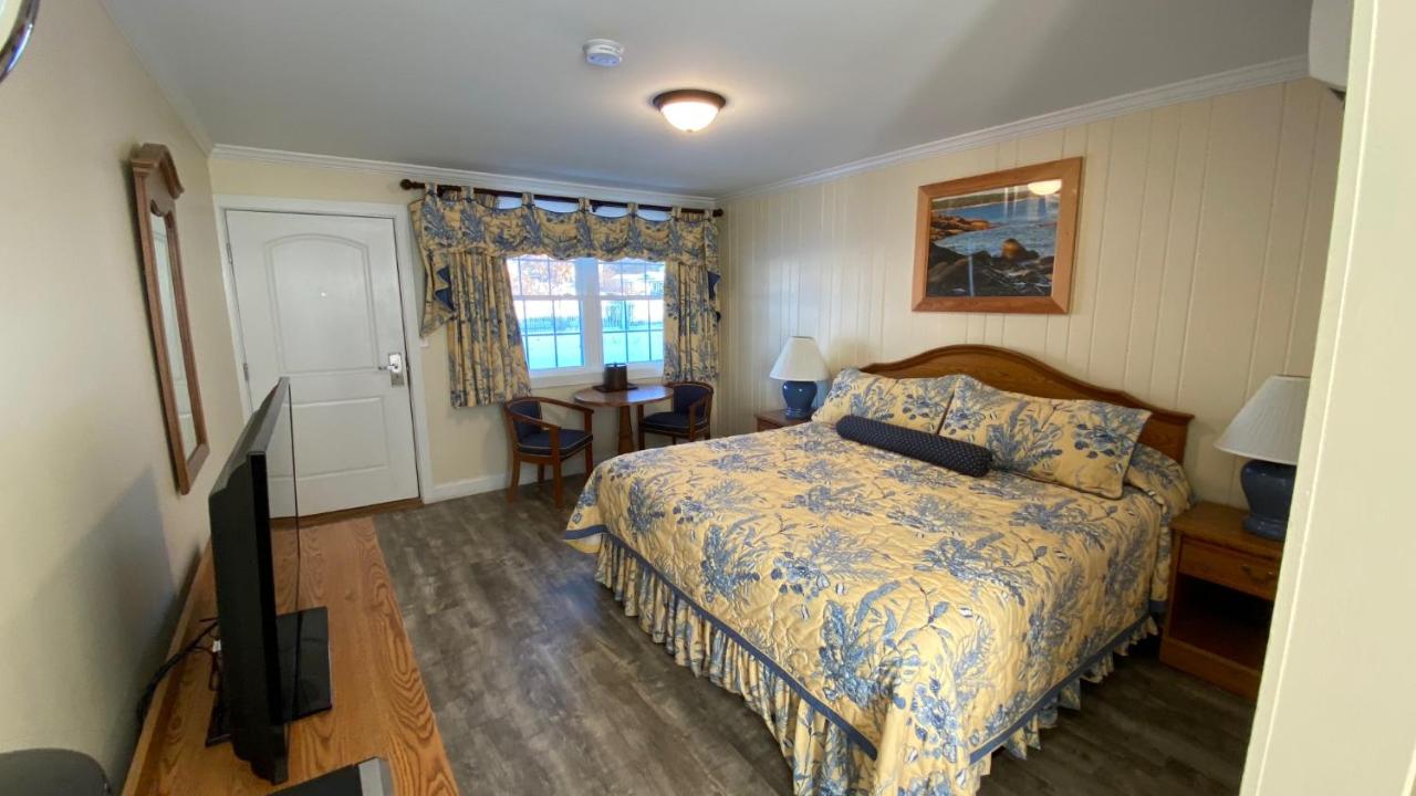 King Room and Sea View at Colonial Gables Oceanfront Village