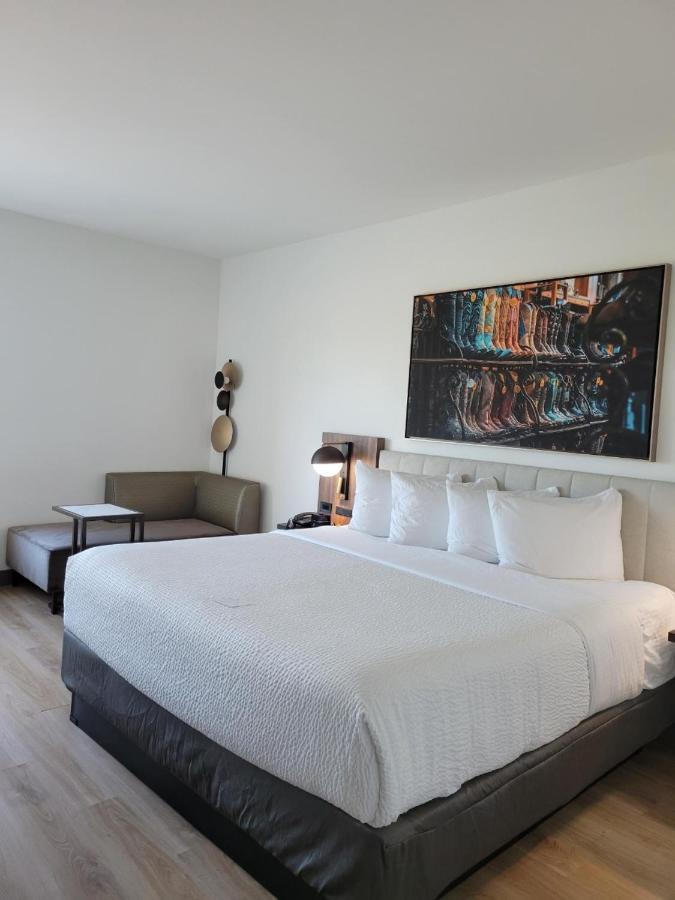 King Room - Mobility Access/Non-Smoking at La Quinta Inn & Suites by Wyndham Terrell