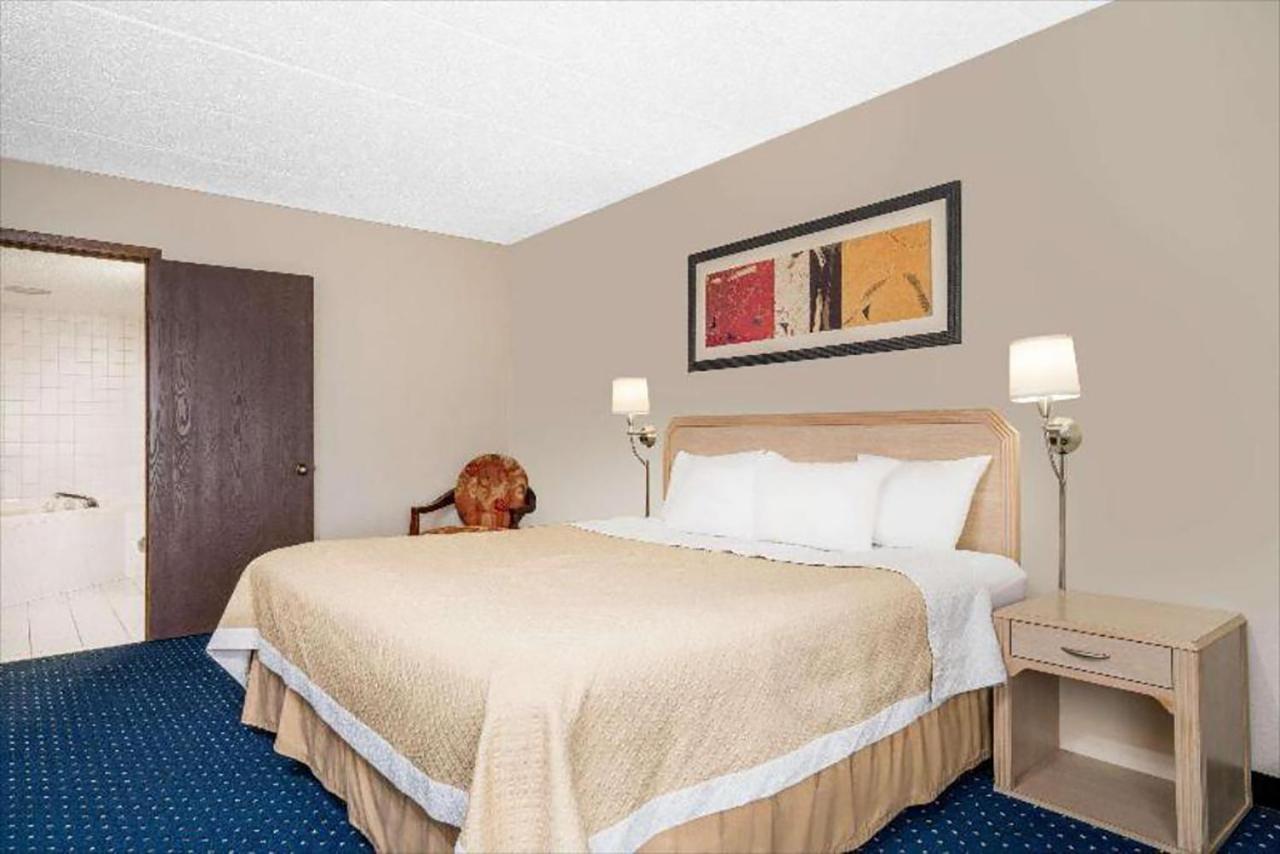 King Room at Blue Way Inn La crosse Extended Stay