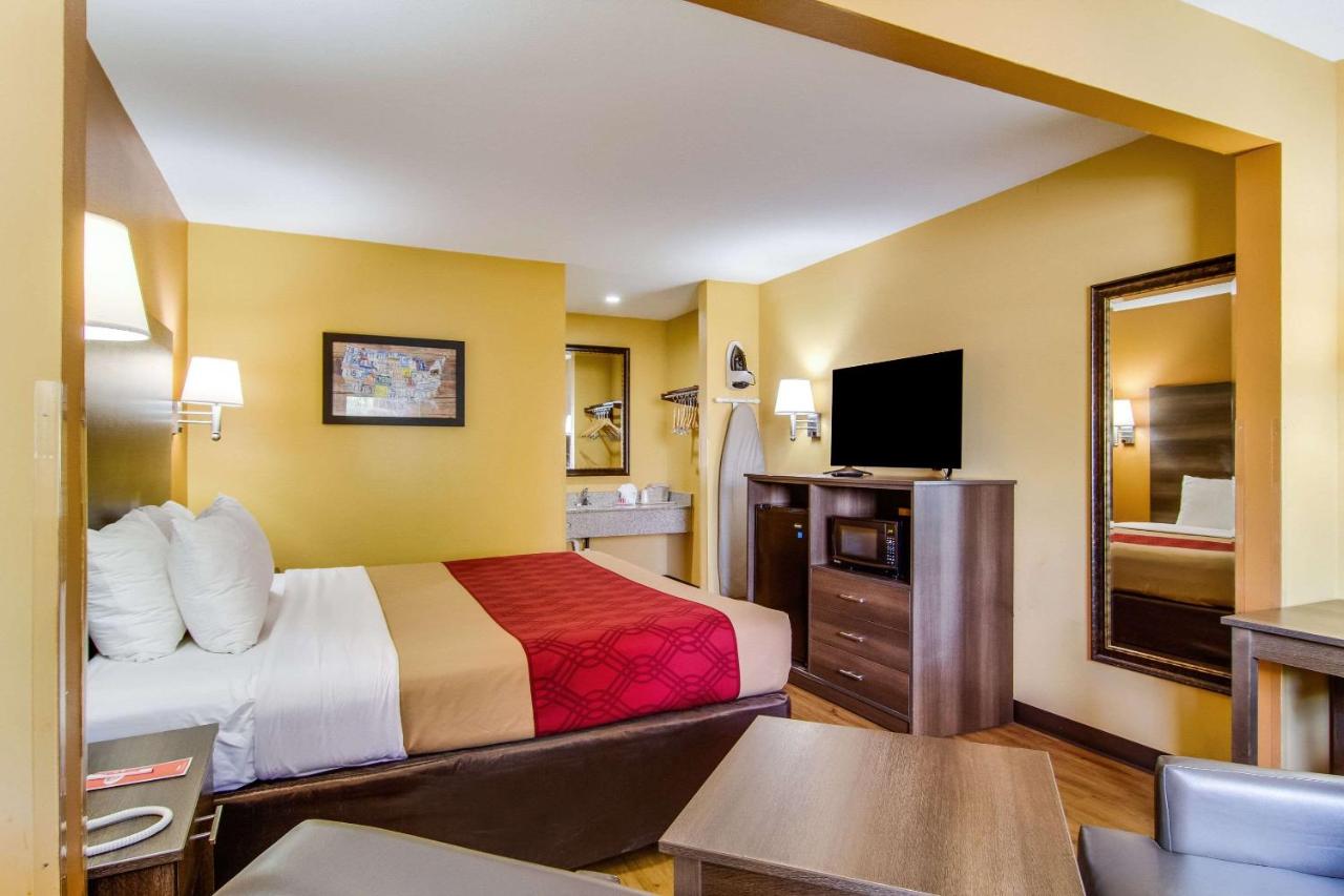 Standard King Room - Non-Smoking at Econo Lodge Kingsland