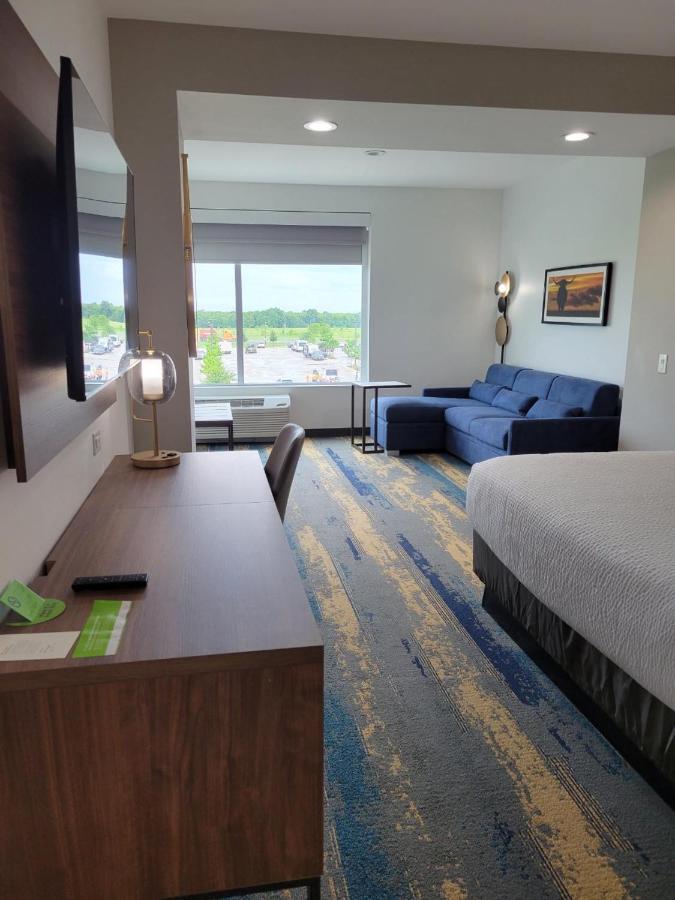King Room with Mobility/Hearing Impaired Access - Non-Smoking at La Quinta Inn & Suites by Wyndham Terrell