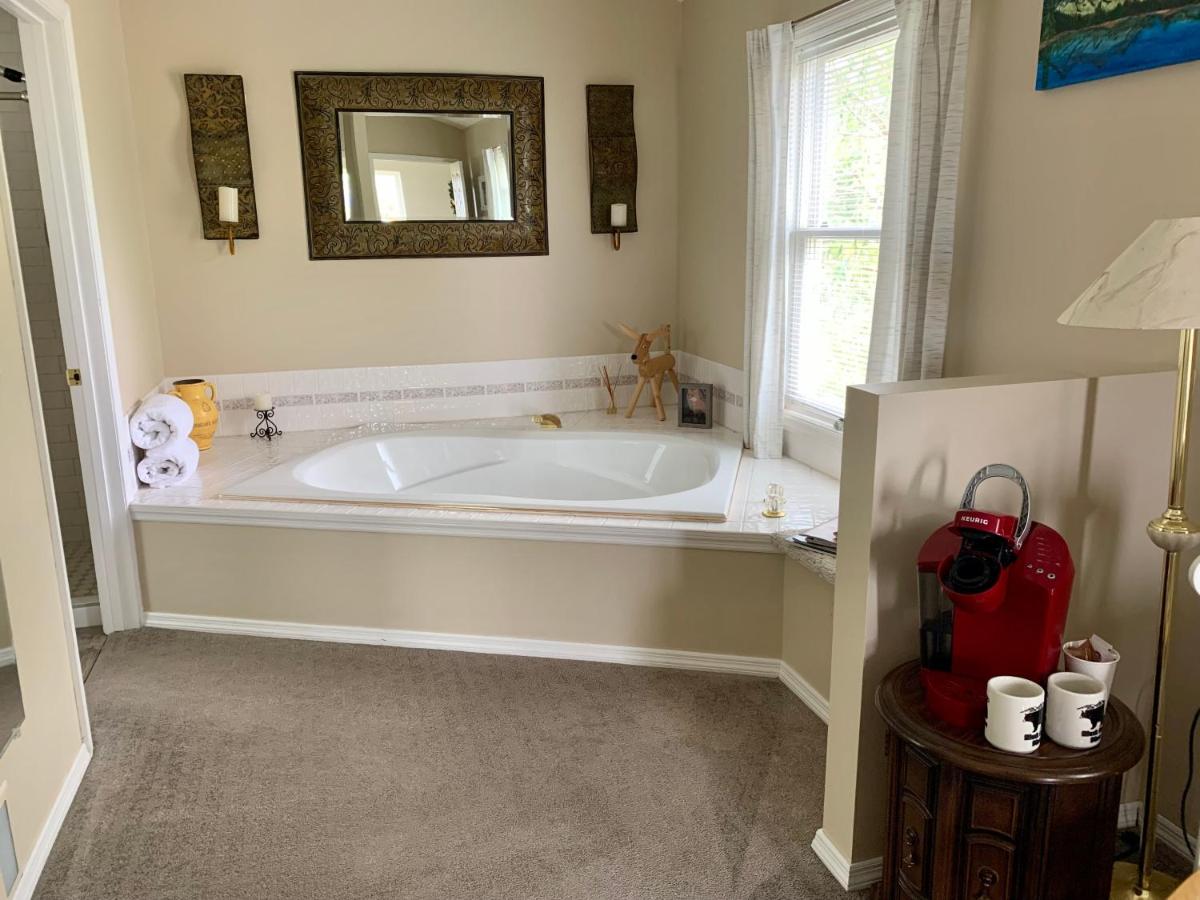 | Fox Hollow Inn