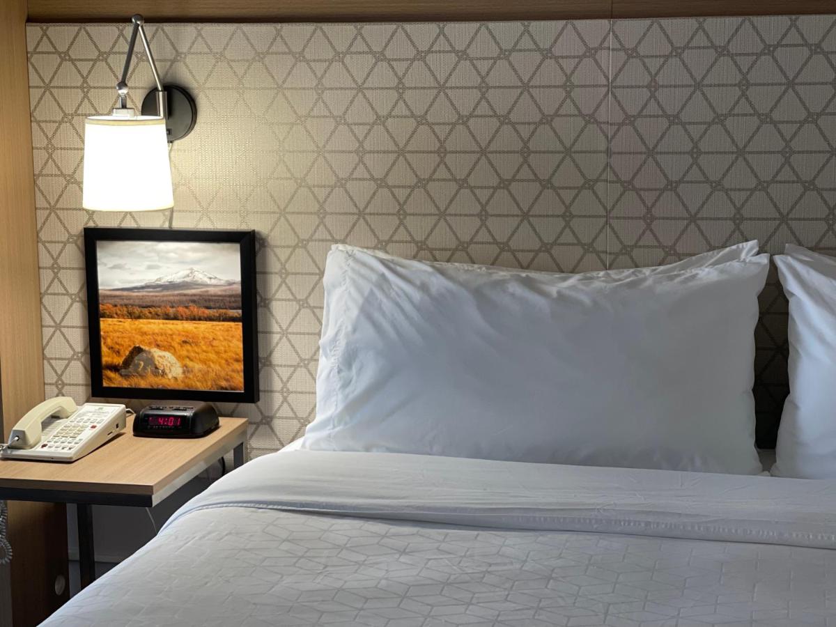 King Room at Holiday Inn Great Falls- Convention Center, an IHG Hotel