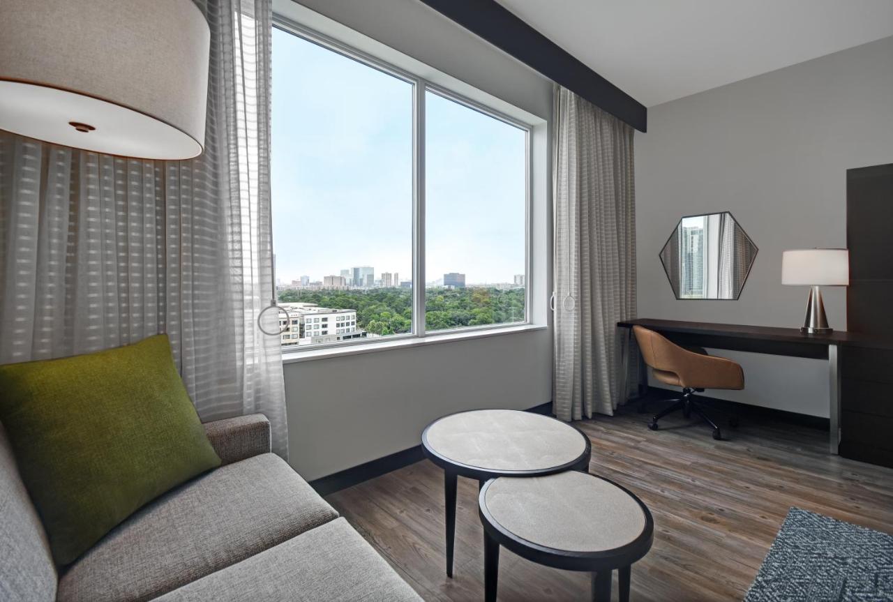 King Suite High Floor Skyline View at Holiday Inn Express Houston - Galleria Area by IHG