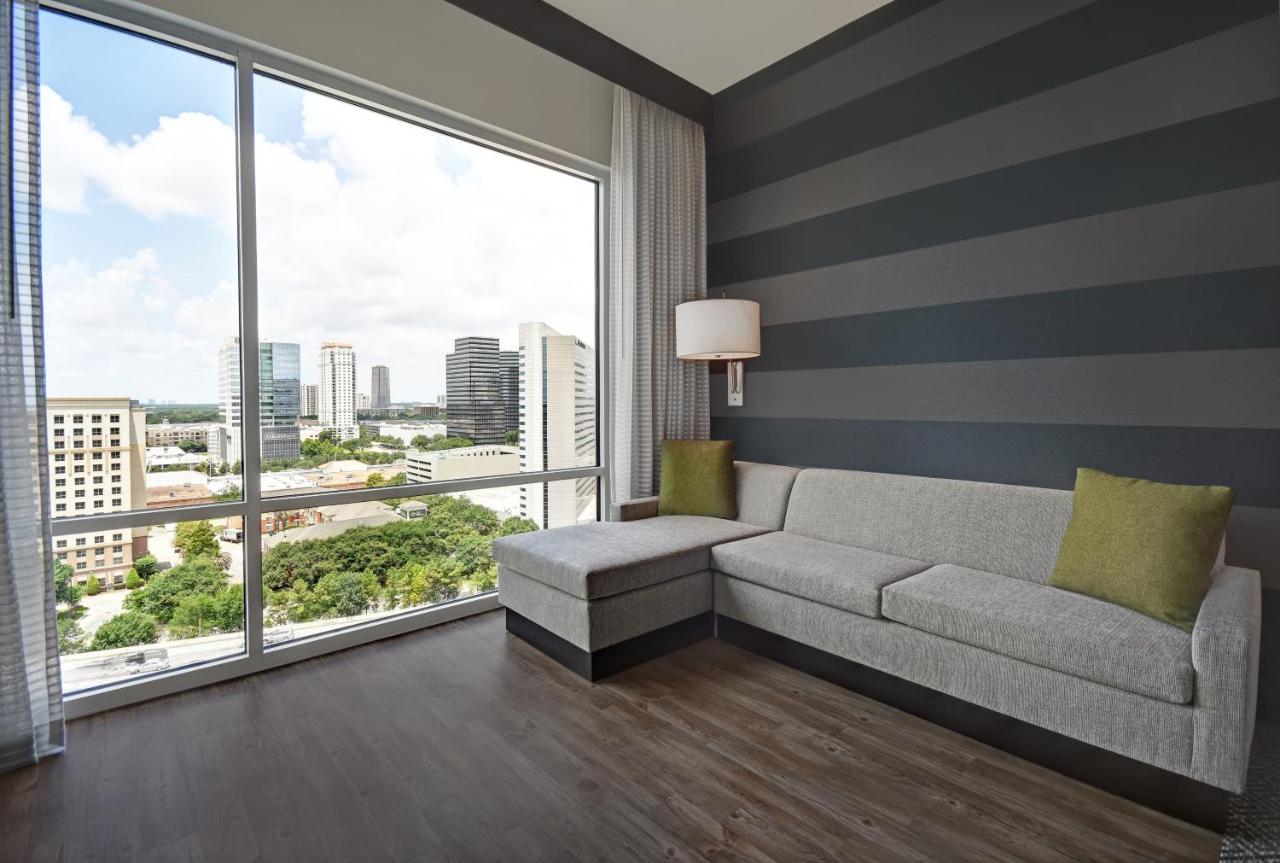 King Suite High Floor Skyline View at Holiday Inn Express Houston - Galleria Area by IHG