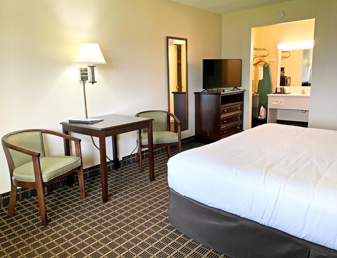  | Roadstar Hotel Zephyrhills