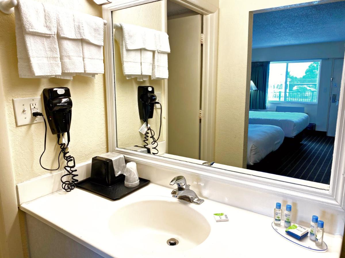  | Roadstar Hotel Zephyrhills