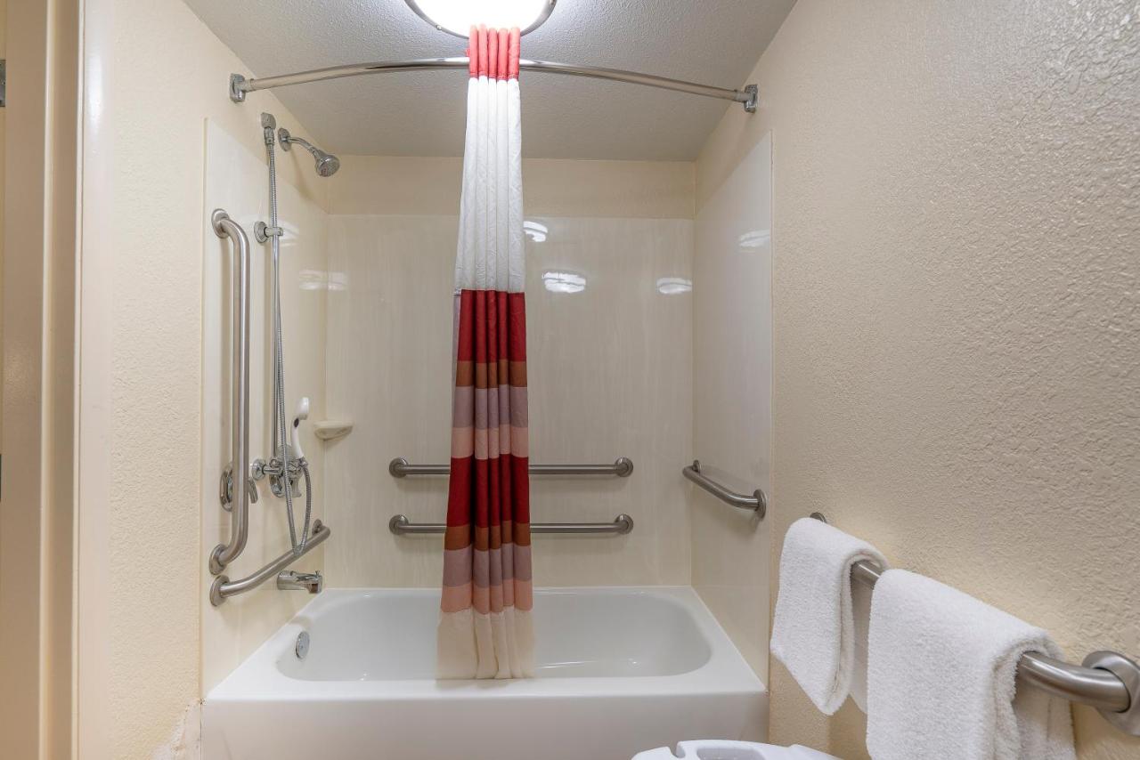 Deluxe King Room Disability Access Smoke Free at Red Roof Inn PLUS+ Nashville North - Goodlettsville