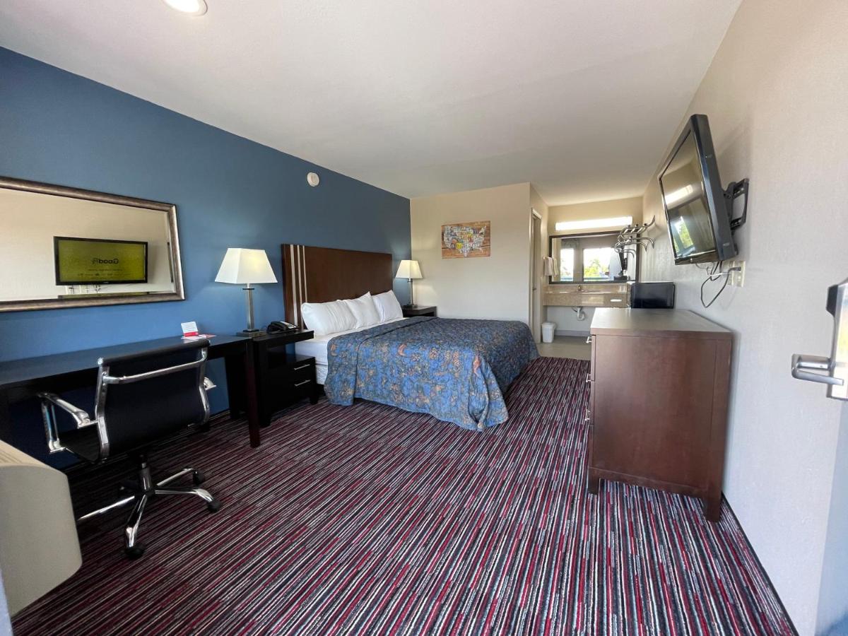 Standard King Room - Smoking at Econo Lodge Inn & Suites Enid South